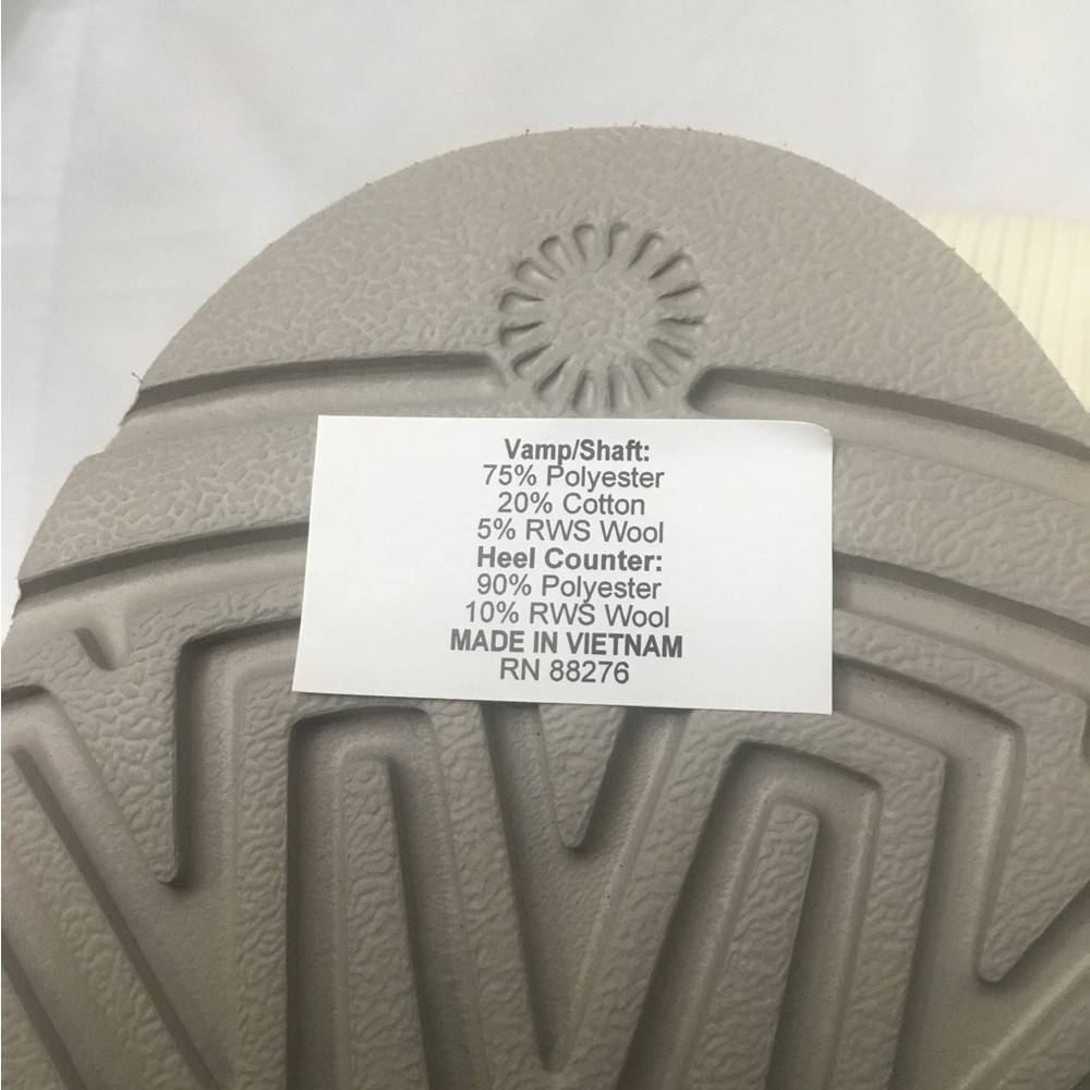 UGGS BOOTS - Picture 9 of 14